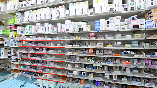 調剤薬局ツルハドラッグ富久山福原店の薬棚