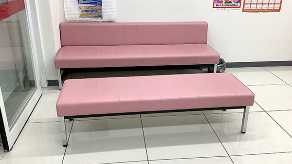 アカカベ薬局　鶴見橋店の待合スペース