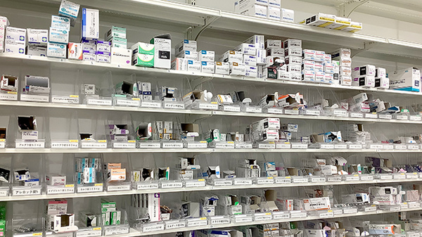 アカカベ薬局　鶴見橋店の薬棚
