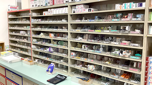 カムイ十字街薬局の薬棚