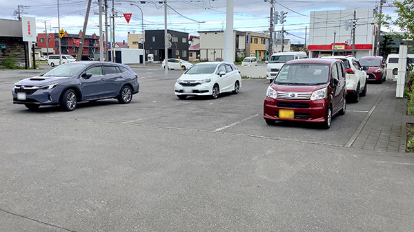 カムイ十字街薬局の駐車場