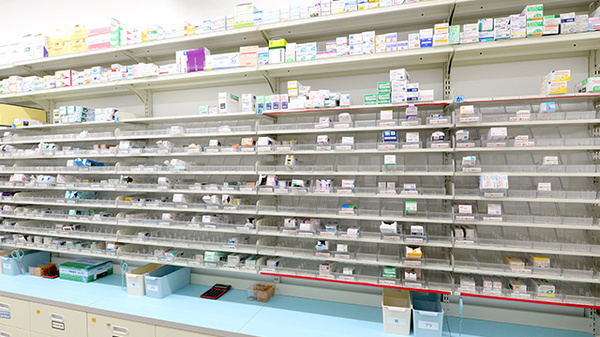 スギ薬局 ナインモール九条店の薬棚