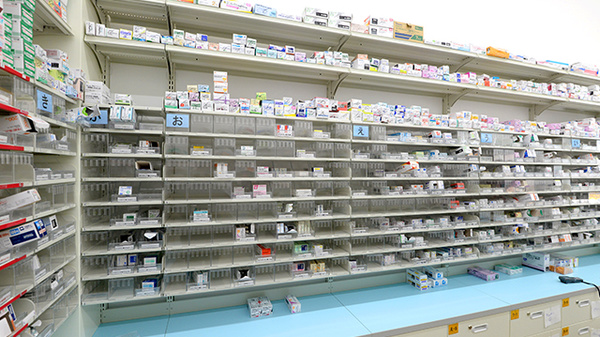スギ薬局 久代店の薬棚