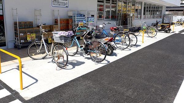 スギ薬局 久代店の駐輪場