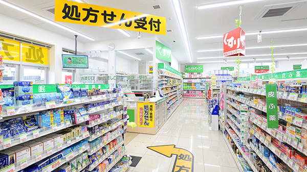 スギ薬局 多摩南野店の入口