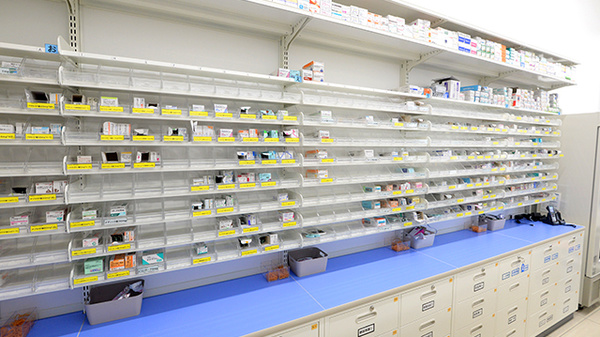 スギ薬局 多摩南野店の薬棚