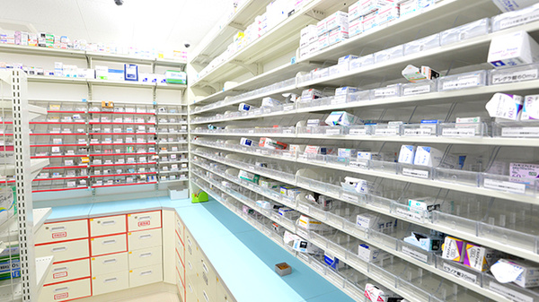 スギ薬局 豊崎店の薬棚