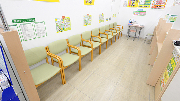 スギ薬局 厚木一番街店の待合スペース