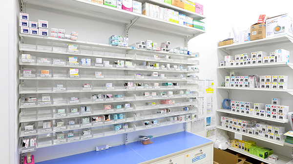 スギ薬局 厚木一番街店の薬棚