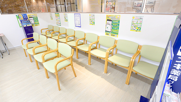 スギ薬局 ＣＩＡＬ桜木町店の待合スペース
