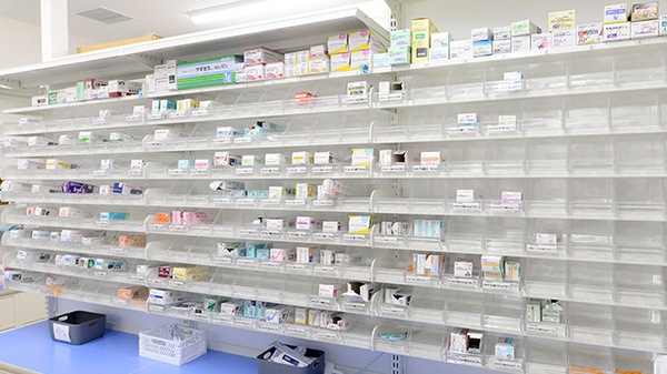 スギ薬局 ＣＩＡＬ桜木町店の薬棚