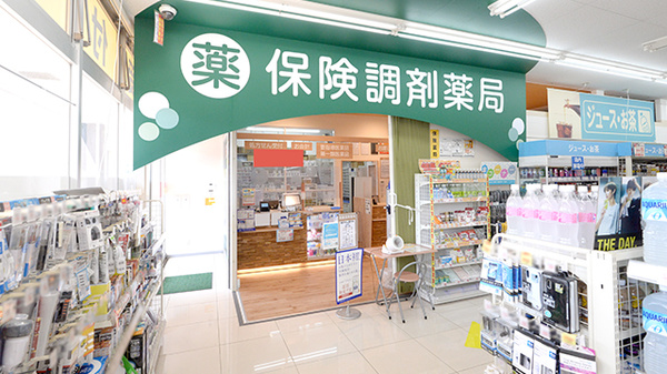 調剤薬局ツルハドラッグライズモール綾瀬店の入口