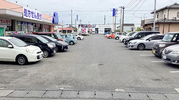 マルエ薬局吉井店の駐車場
