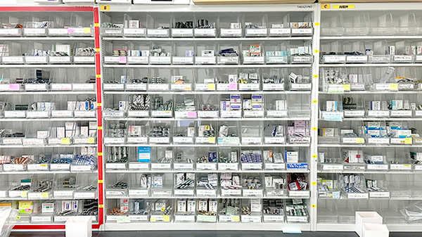 コスモス調剤薬局 名駅東店の薬棚
