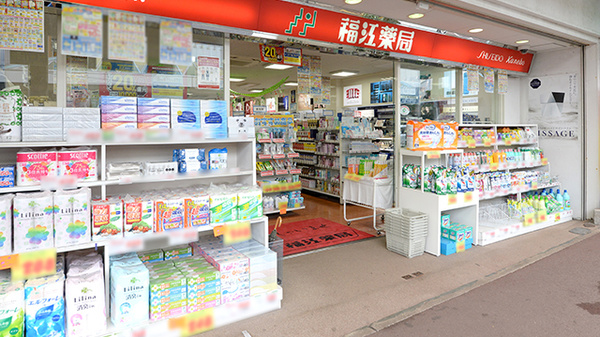 福江薬局本店の入口