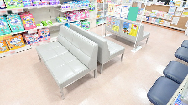 福江薬局本店の待合スペース