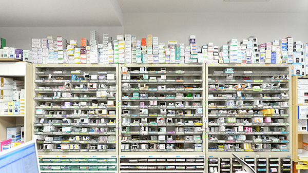 福江薬局本店の薬棚