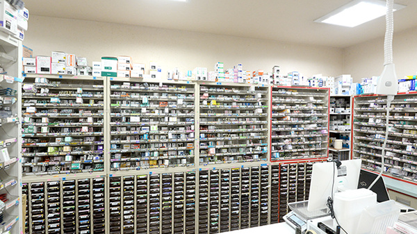 福江薬局濠前店の薬棚