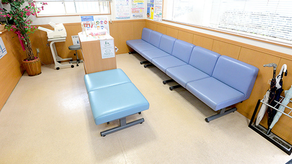 福江薬局松山店の待合スペース