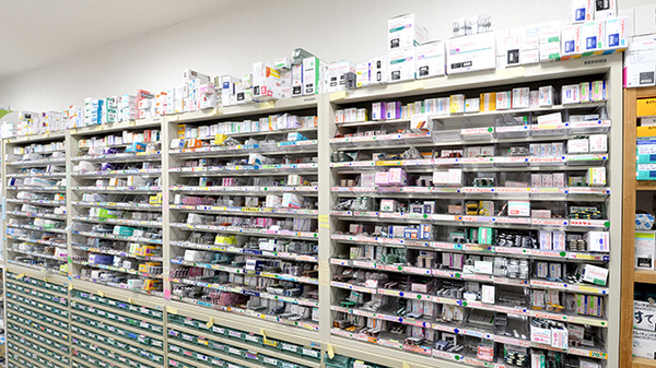 福江薬局松山店の薬棚