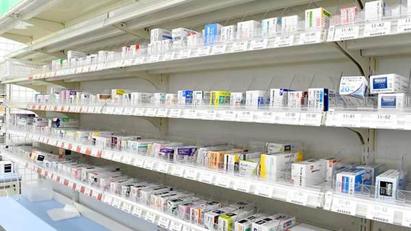 薬局スーパードラッグキリン下万呂西店の薬棚