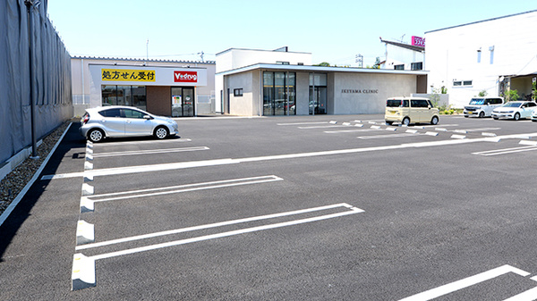 V･drug　可児下恵土薬局の駐車場