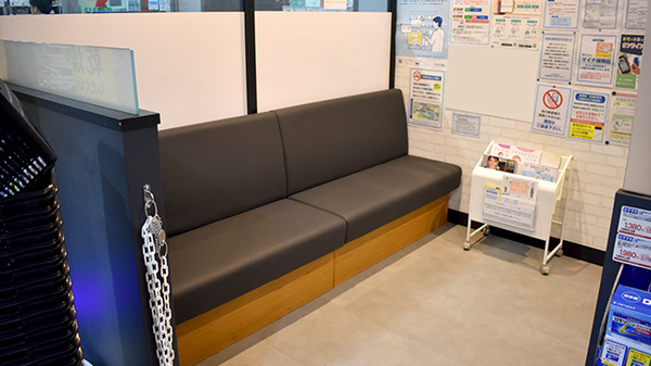 薬局トモズ竹橋パレスサイド店の待合スペース