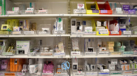 薬局トモズ竹橋パレスサイド店の薬棚