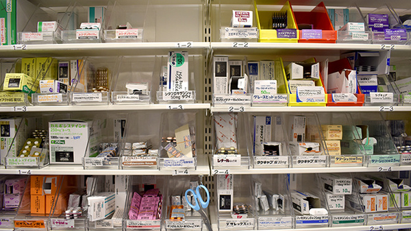薬局トモズ竹橋パレスサイド店の薬棚