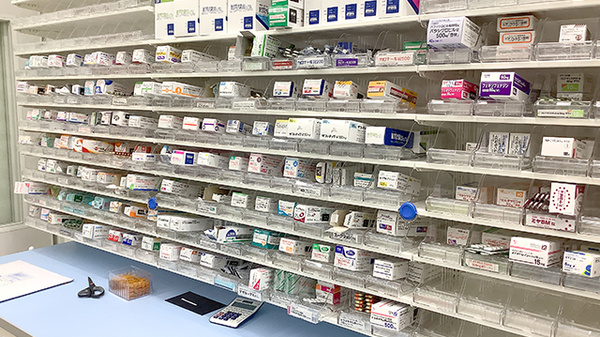 ココカラファイン薬局　東戸塚店の薬棚