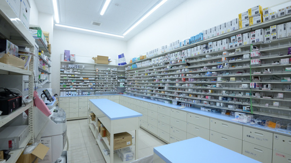 調剤薬局ツルハドラッグ刈谷一ツ木店の薬棚