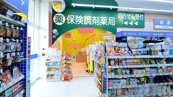 調剤薬局ツルハドラッグ馬見ケ崎店の入口