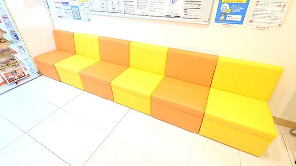 調剤薬局ツルハドラッグ馬見ケ崎店の待合スペース