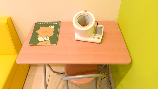 調剤薬局ツルハドラッグ馬見ケ崎店の血圧計