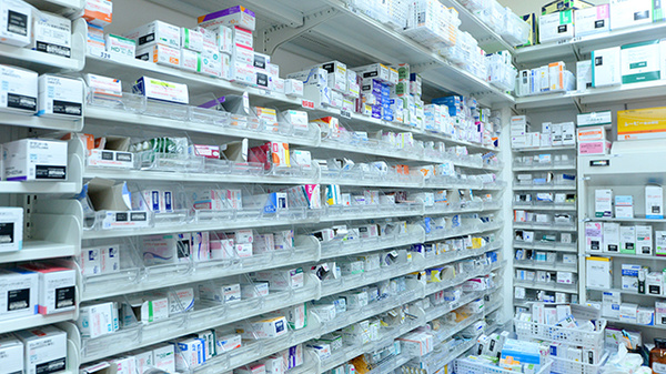 調剤薬局ツルハドラッグ馬見ケ崎店の薬棚