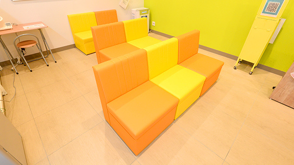 調剤薬局ツルハドラッグ新琴似4番通店の待合スペース