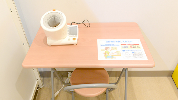 調剤薬局ツルハドラッグ新琴似4番通店の血圧計