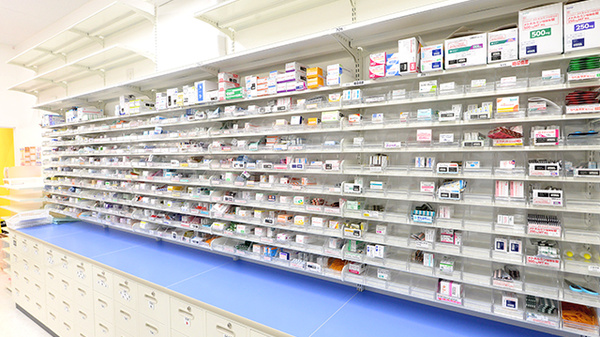 調剤薬局ツルハドラッグ新琴似4番通店の薬棚
