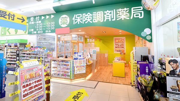 調剤薬局ツルハドラッグ福島丸子店の入口