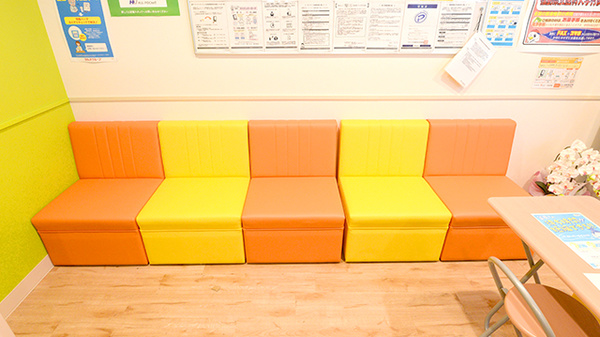 調剤薬局ツルハドラッグ福島丸子店の待合スペース