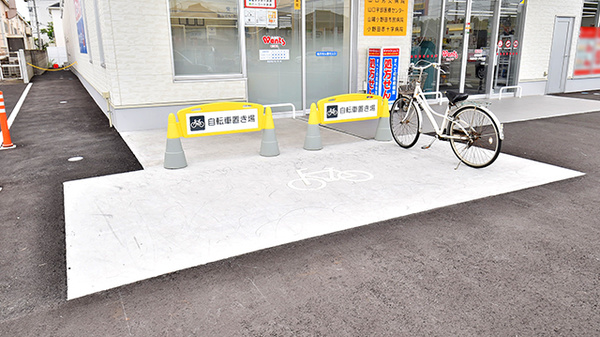 ウォンツ竜王薬局の駐輪場