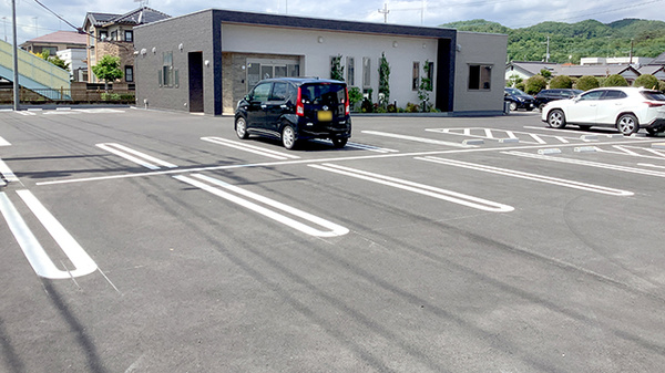 藤の花薬局の駐車場