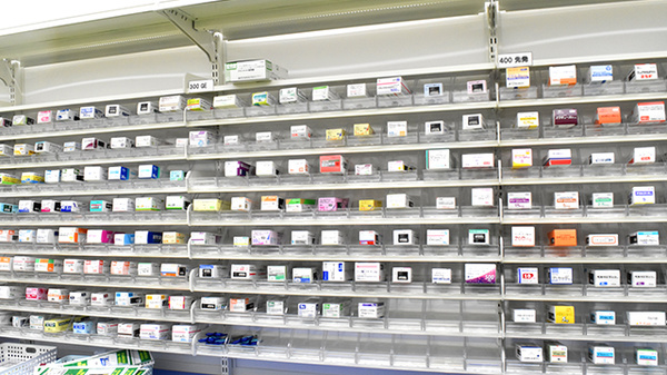 コクミン薬局蒲生四丁目駅店の薬棚