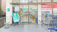 ドラッグセイムス東和薬局の入口