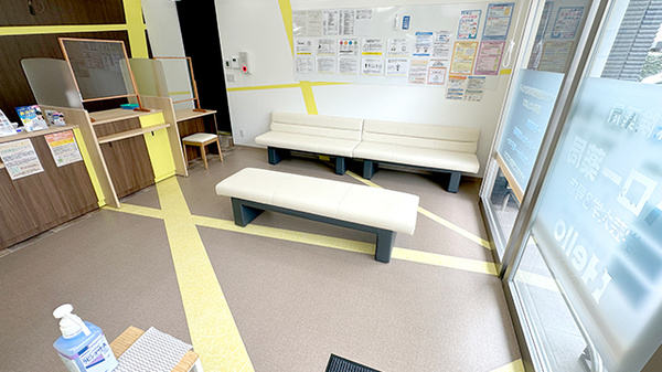 ハロー薬局　学芸大学3号店の待合スペース