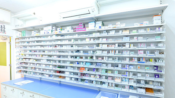 調剤薬局ツルハドラッグ沼ノ端店の薬棚