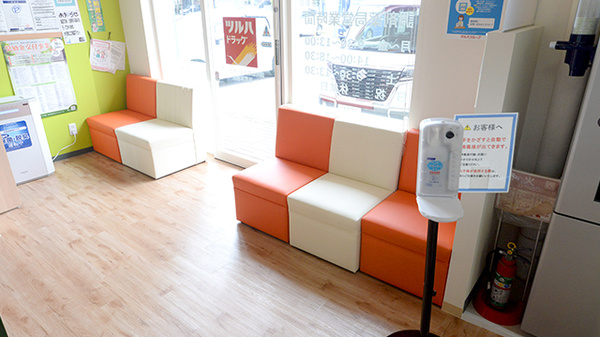調剤薬局ツルハドラッグ函館本通店の待合スペース