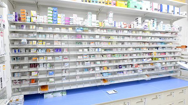 調剤薬局ツルハドラッグ函館本通店の薬棚