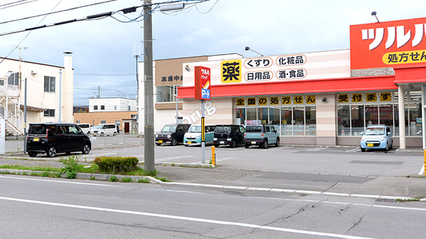調剤薬局ツルハドラッグ函館本通店の駐車場