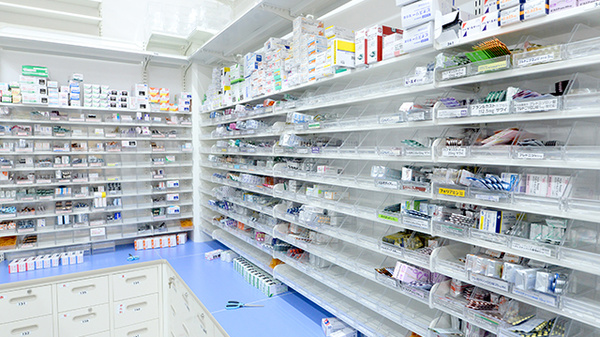 調剤薬局ツルハドラッグ苫小牧清水店の薬棚